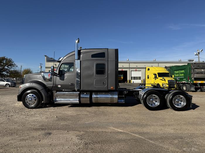 2022 Kenworth W990-44