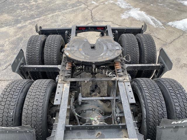 2023 Volvo VNR64T400-3