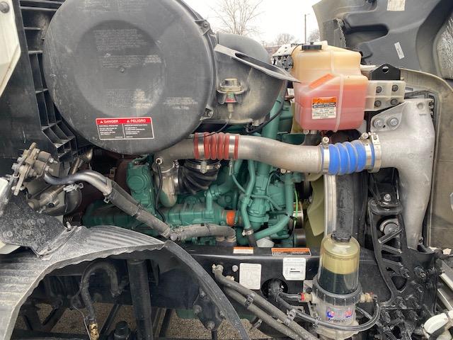 2023 Volvo VNR64T400-13