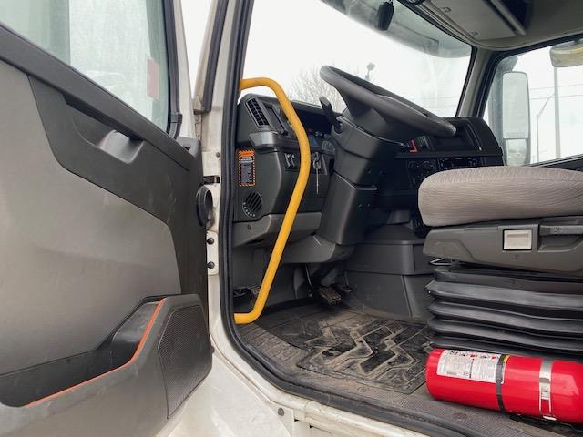 2023 Volvo VNR64T400-15