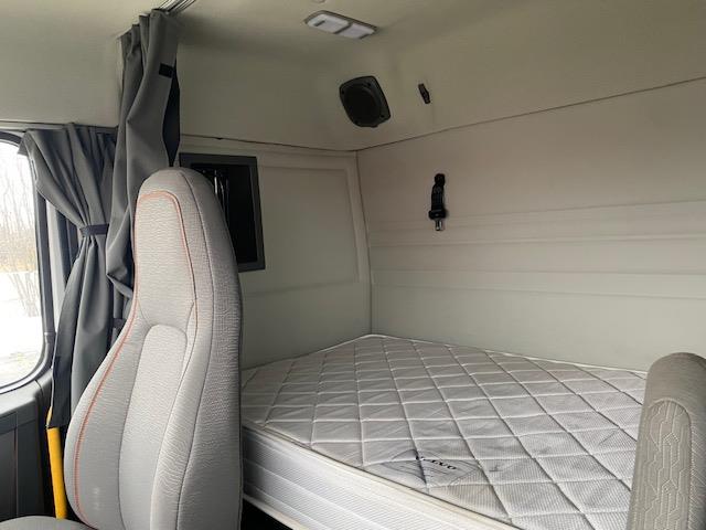2023 Volvo VNR64T400-23