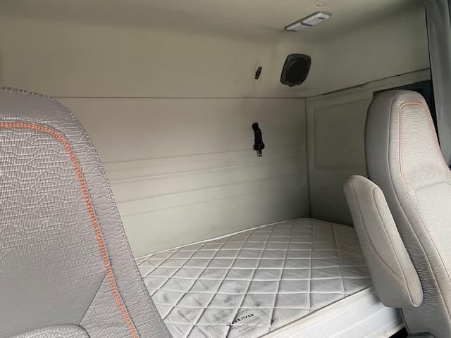 2023 Volvo VNR64T400-24