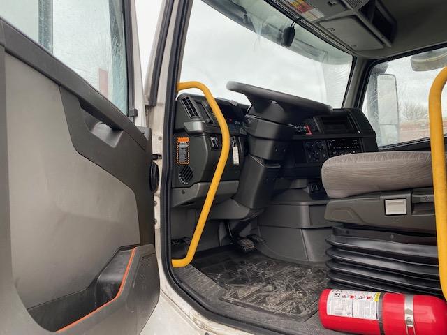 2023 Volvo VNR64T400-15