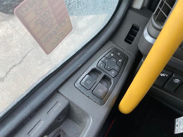 2023 Volvo VNR64T400-17