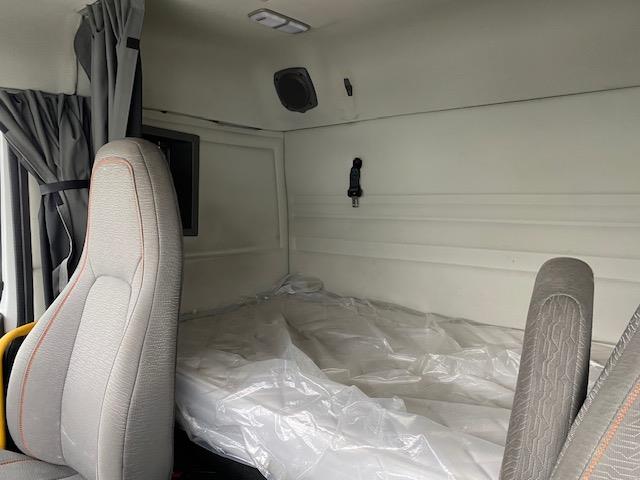 2023 Volvo VNR64T400-23