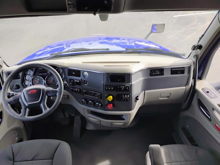 2022 Peterbilt 579-32