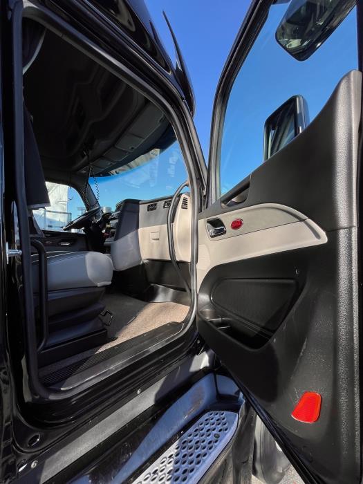 2023 Peterbilt 579-8