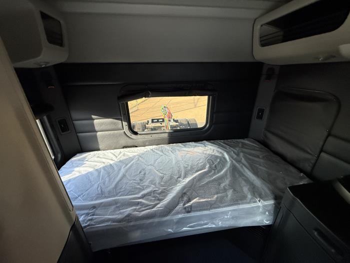 2026 Peterbilt 589-24