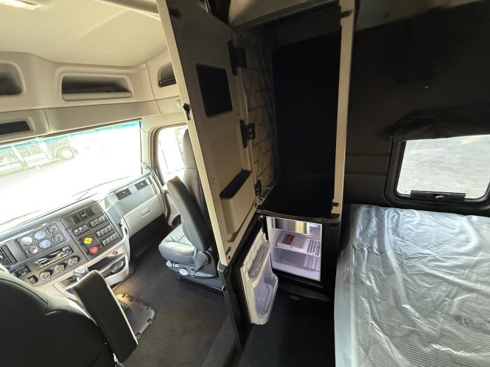 2026 Peterbilt 589-27