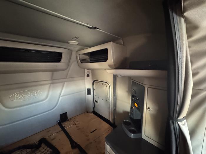 2022 Peterbilt 579-17