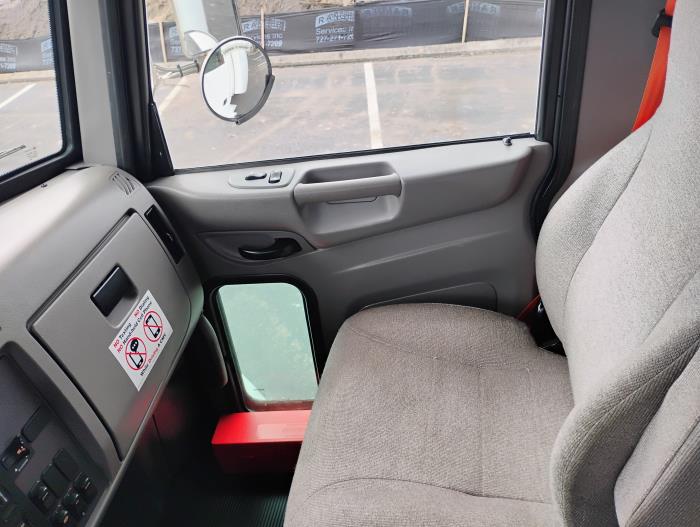 2020 Peterbilt 337-28