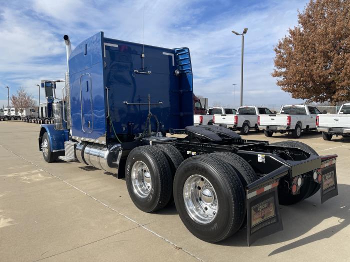2023 Peterbilt 389-10