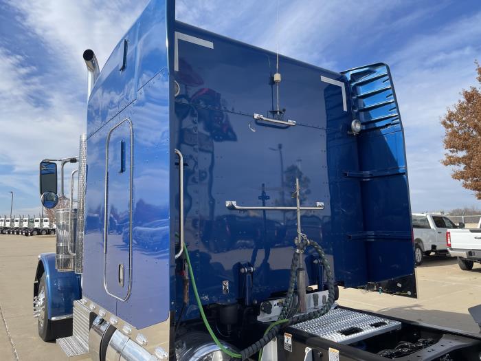 2023 Peterbilt 389-12