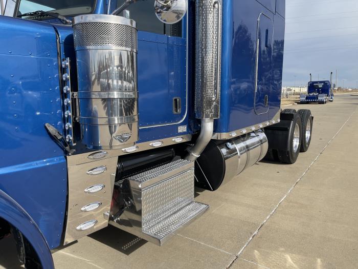 2023 Peterbilt 389-15