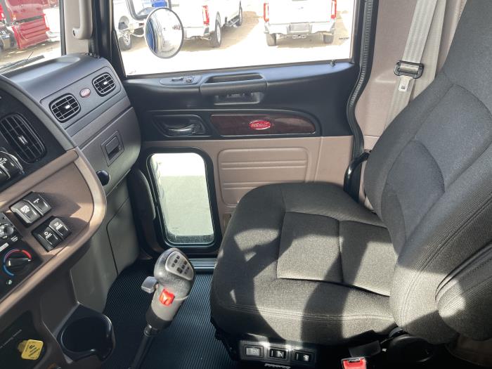 2023 Peterbilt 389-17
