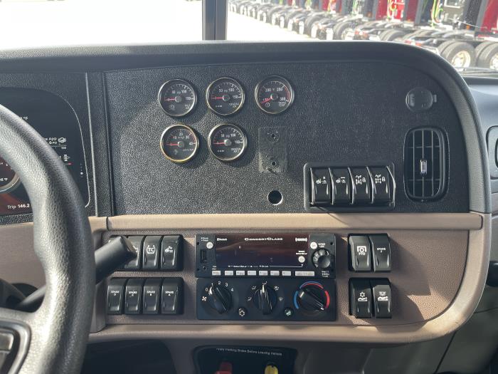 2023 Peterbilt 389-18