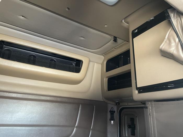 2023 Peterbilt 389-24