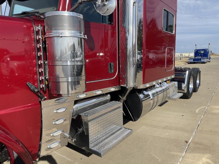 2022 Peterbilt 389-15