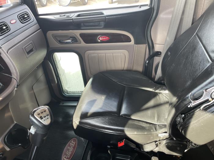 2022 Peterbilt 389-17