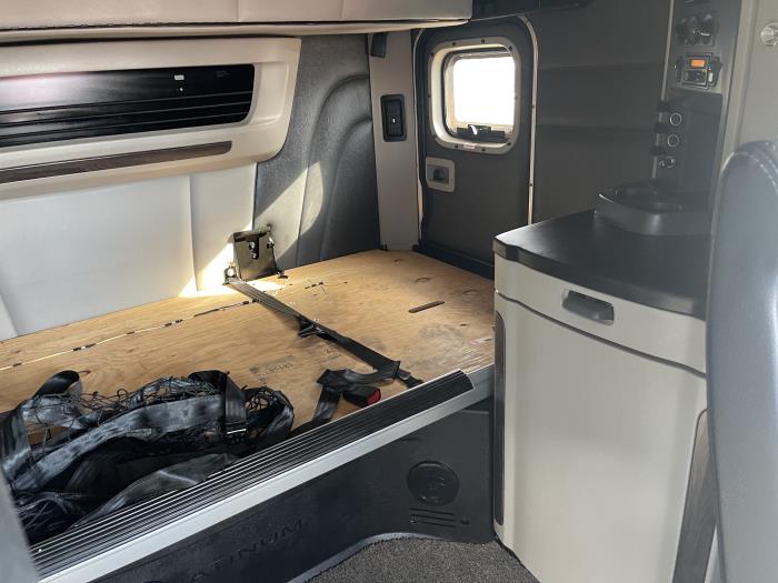 2023 Peterbilt 579-21