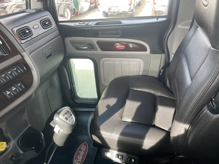 2024 Peterbilt 389-17