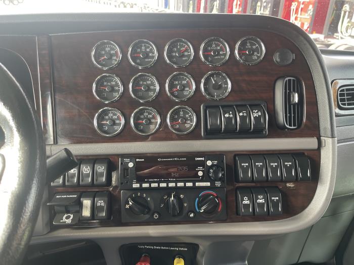 2024 Peterbilt 389-18