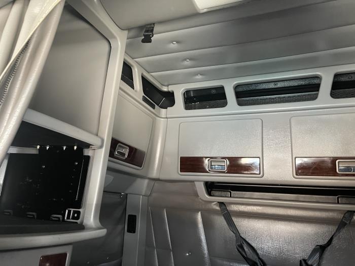 2024 Peterbilt 389-25