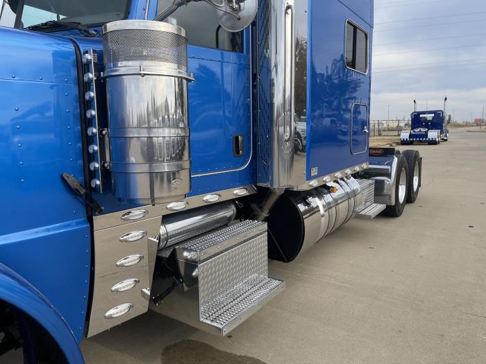 2023 Peterbilt 389-16