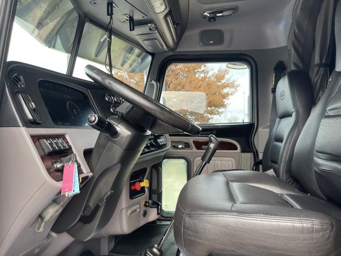 2023 Peterbilt 389-17