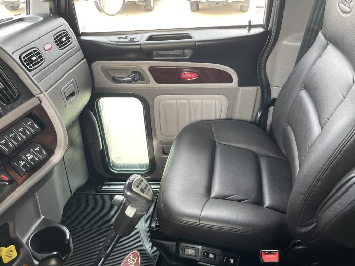 2023 Peterbilt 389-18