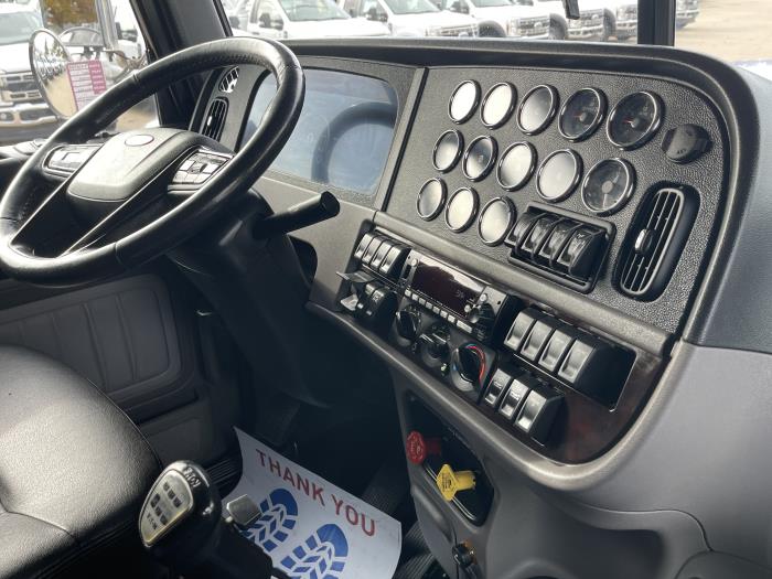 2023 Peterbilt 389-21