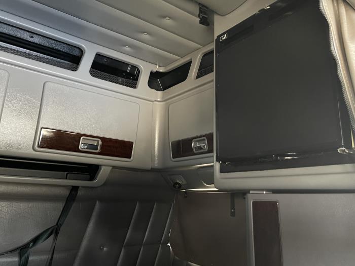 2023 Peterbilt 389-24