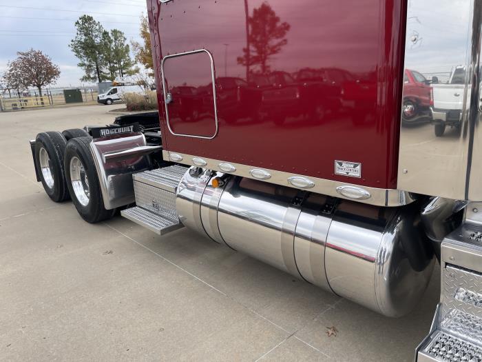 2022 Peterbilt 389-4