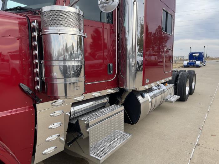 2022 Peterbilt 389-15