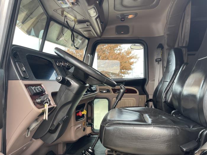 2022 Peterbilt 389-16