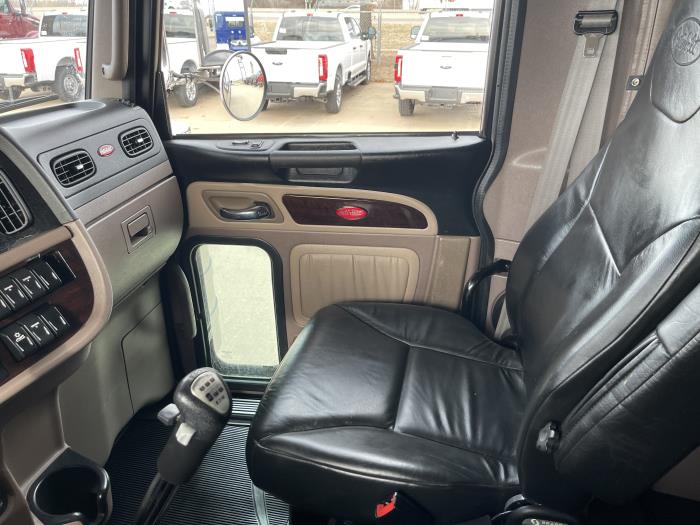 2022 Peterbilt 389-17