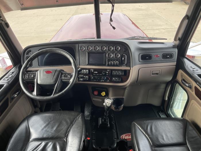 2022 Peterbilt 389-25