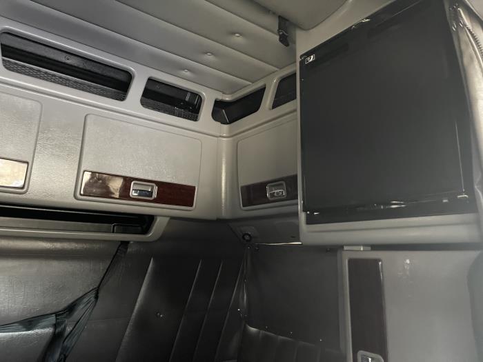 2024 Peterbilt 389-23