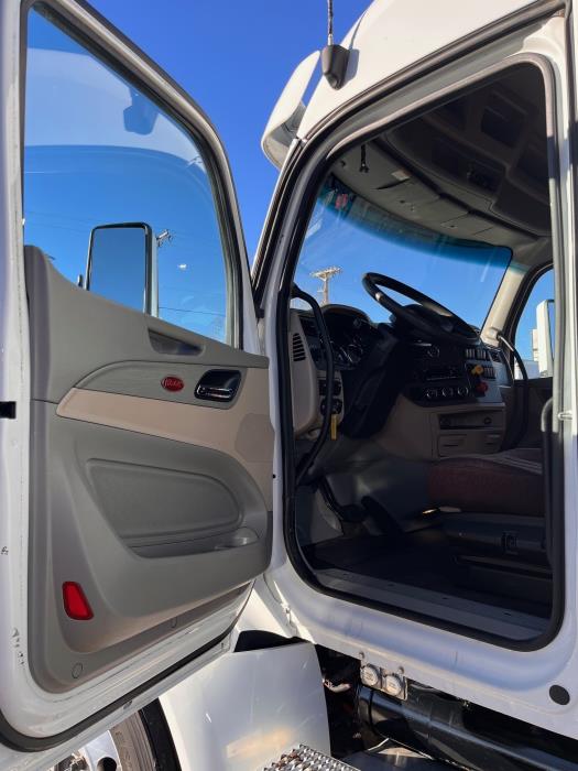 2022 Peterbilt 579-8