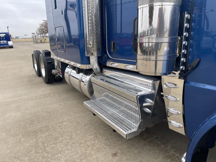 2023 Peterbilt 389-3
