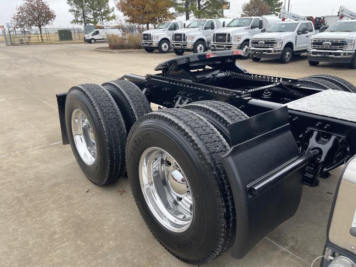 2023 Peterbilt 389-6