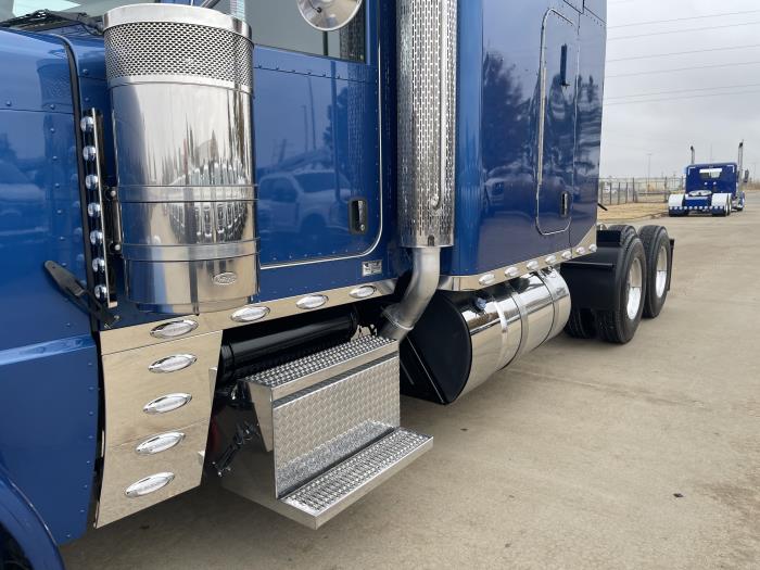 2023 Peterbilt 389-16