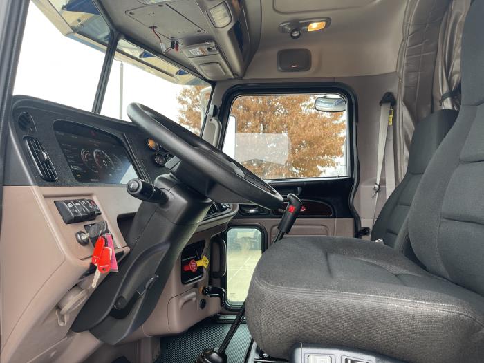 2023 Peterbilt 389-17