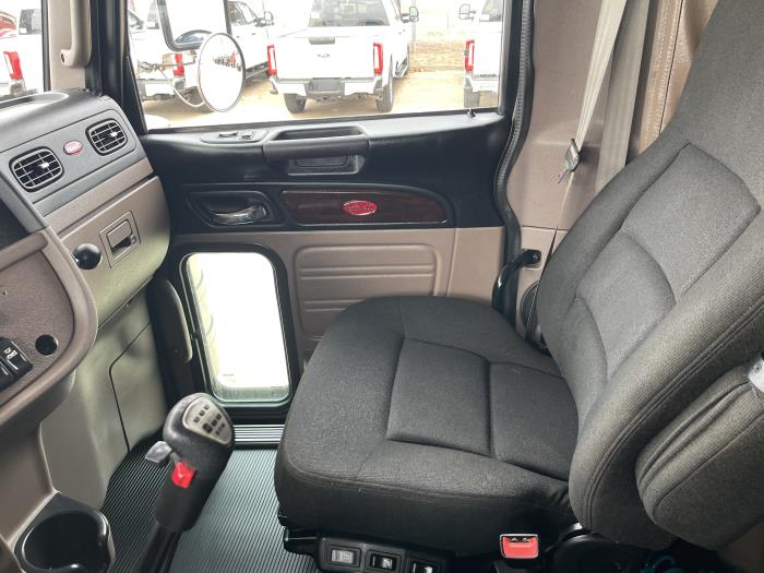 2023 Peterbilt 389-18