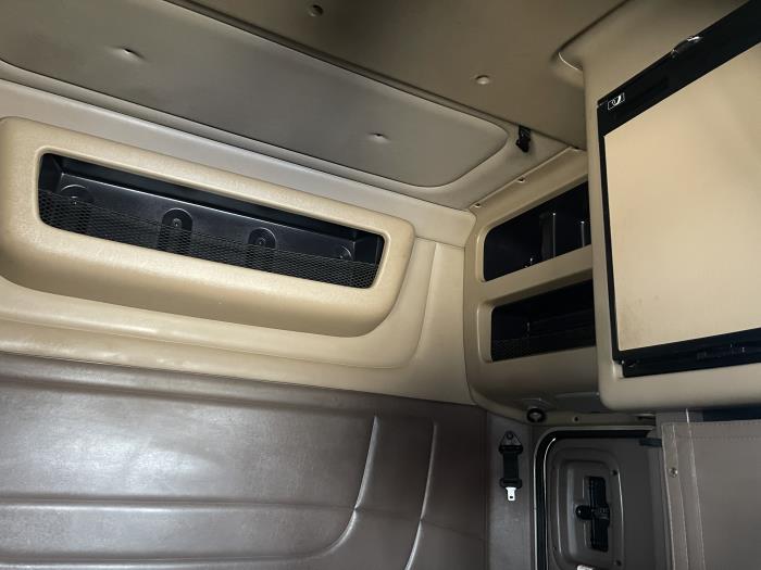 2023 Peterbilt 389-25