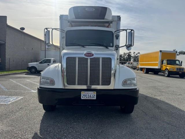 2018 Peterbilt 325-1