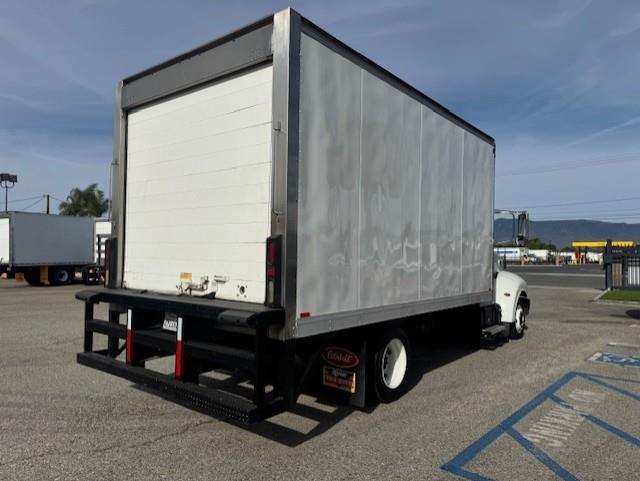 2018 Peterbilt 325-4