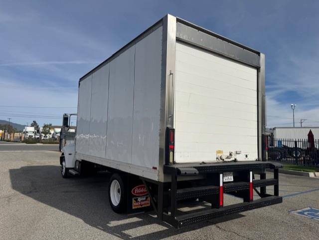 2018 Peterbilt 325-6