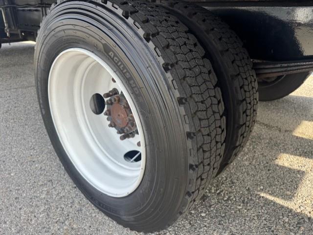 2018 Peterbilt 325-9