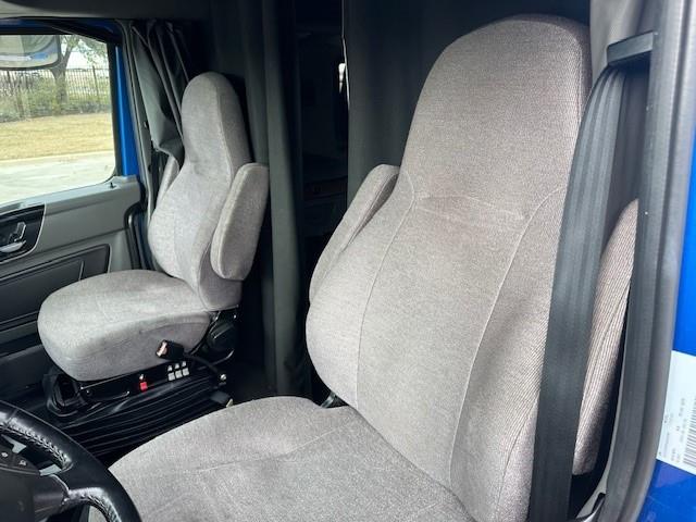 2022 International LT625-27